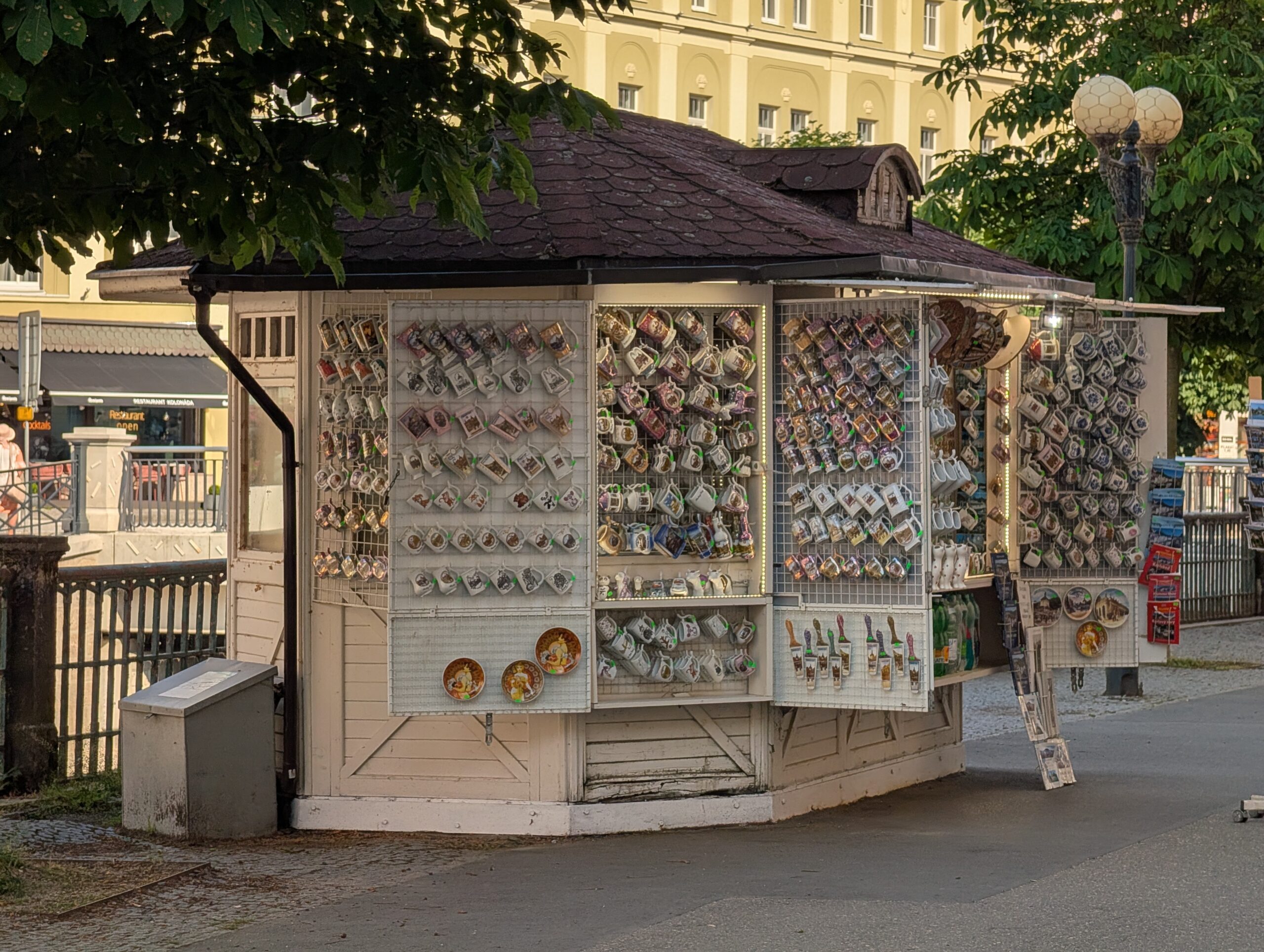 Verkaufsstand mit Karlsbader Schnabeltassen, Magneten und Souvenirs an der Kurpromenade in Karlsbad.