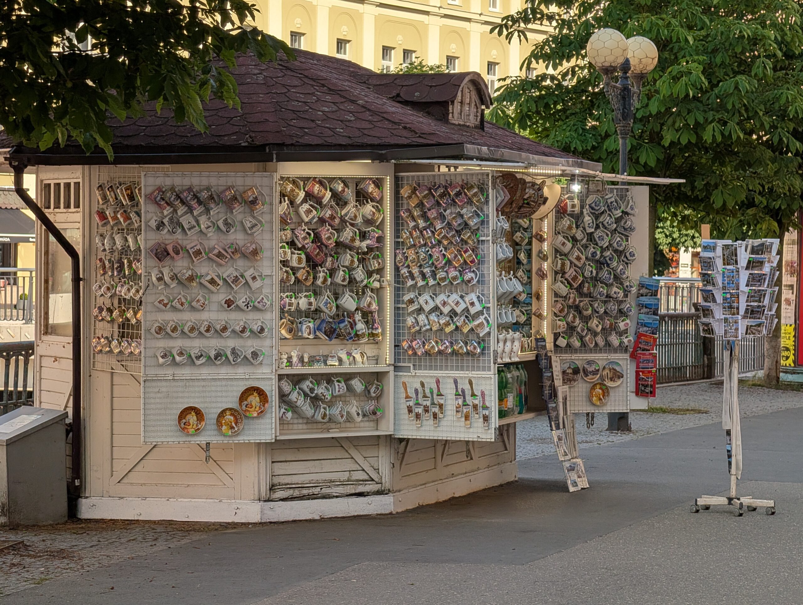 Verkaufsstand mit Karlsbader Schnabeltassen, Magneten und Souvenirs an der Kurpromenade in Karlsbad.