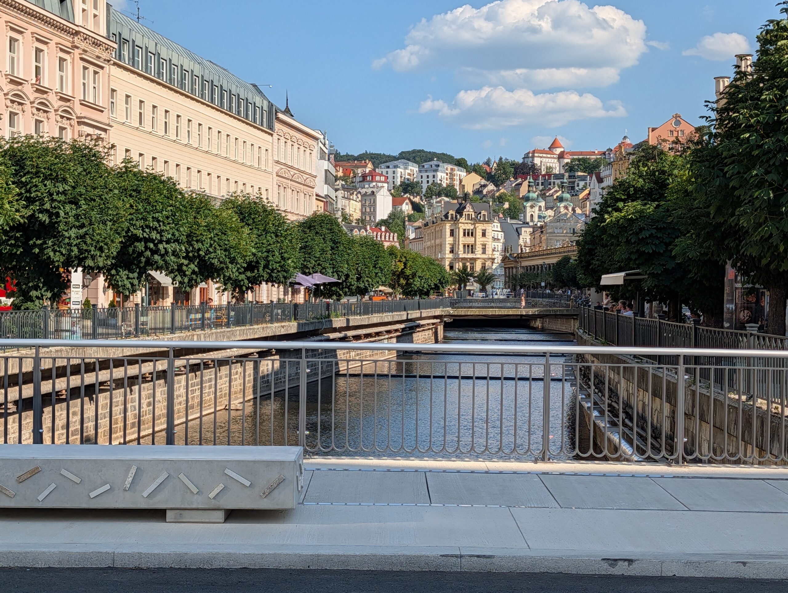 Blick von der Kurbrücke über die Teplá auf die historische Innenstadt von Karlsbad.