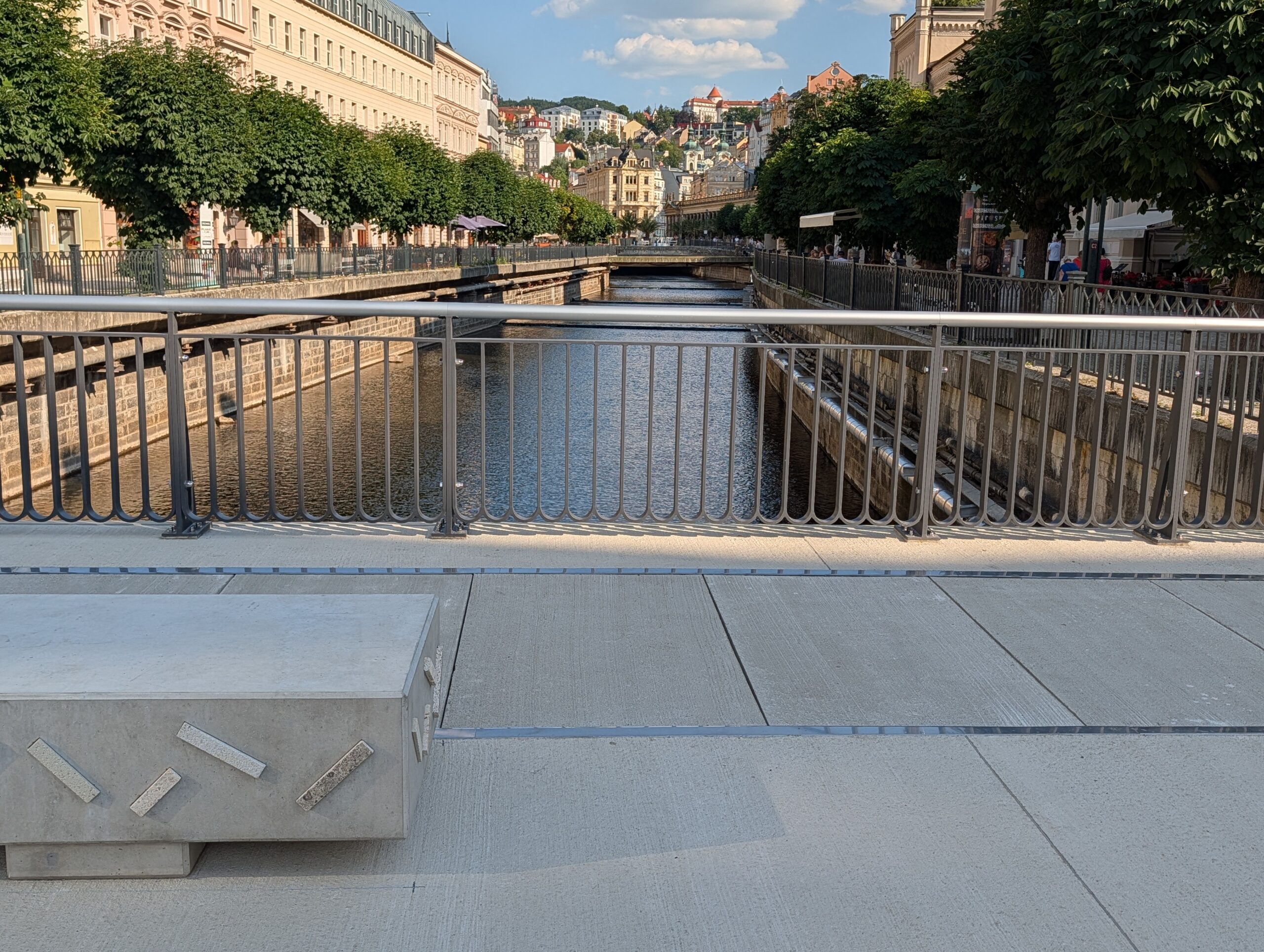 Blick von der Kurbrücke auf die Teplá und die historische Bebauung im Zentrum von Karlsbad.