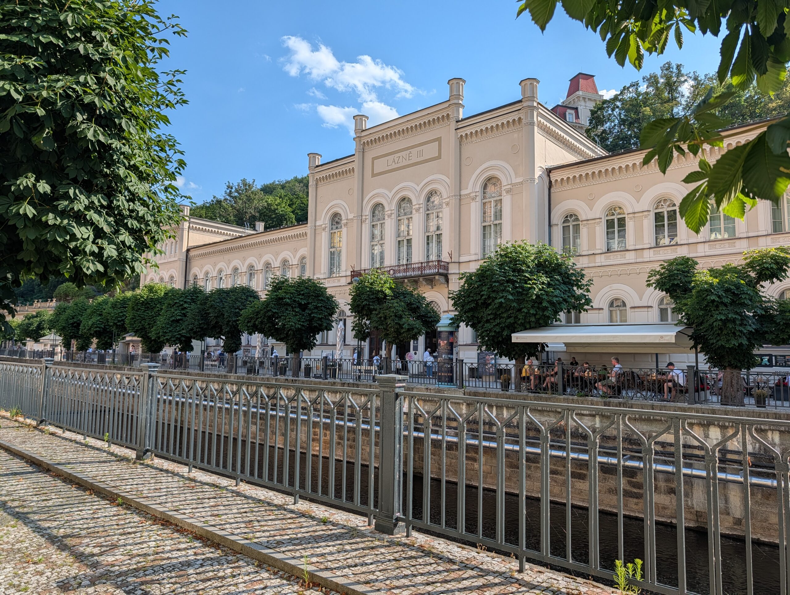 Kurhaus III (Lázně III) an der Teplá im historischen Kurviertel von Karlsbad.