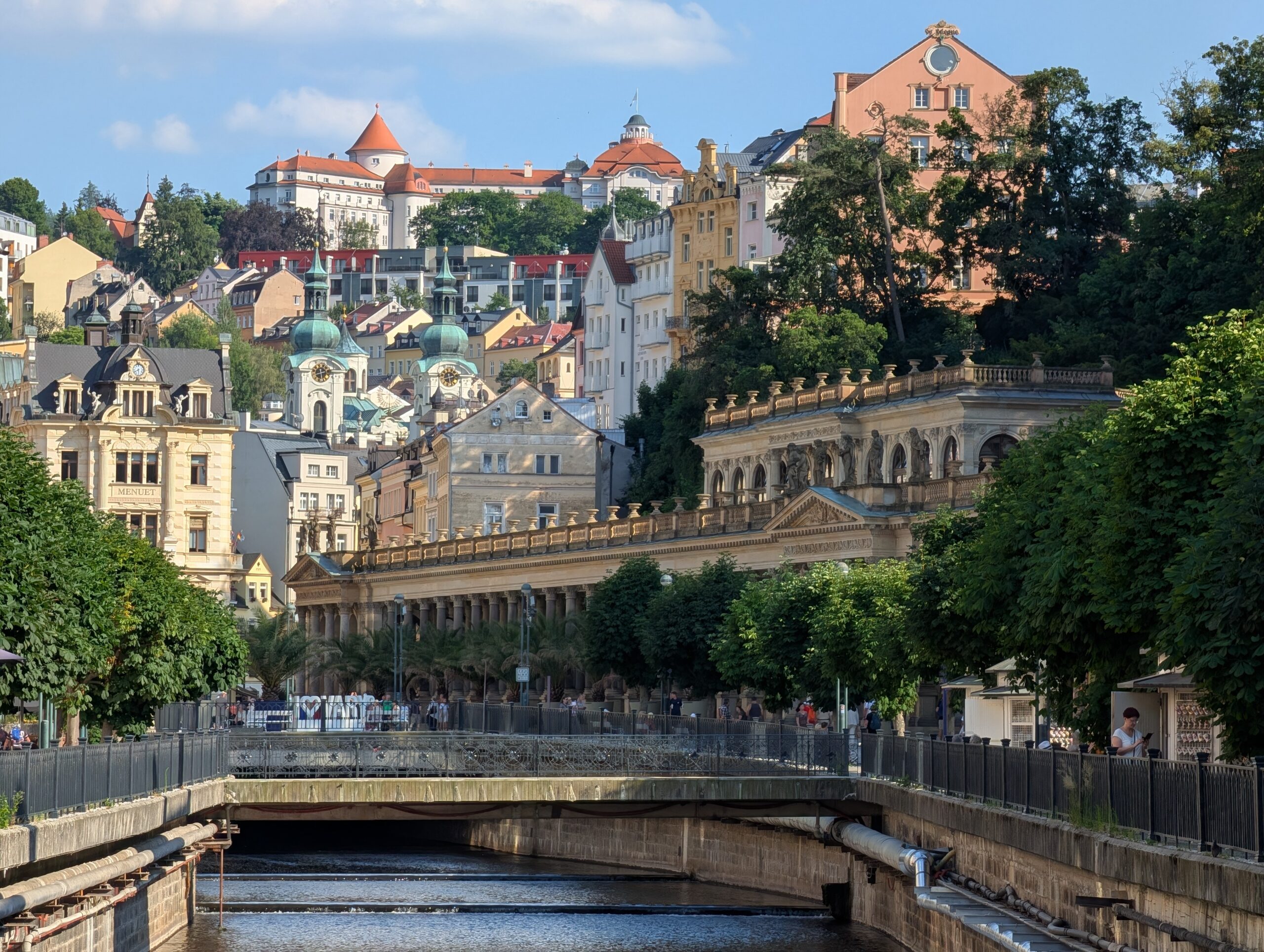 Mühlbrunnkolonnade an der Teplá im historischen Kurviertel von Karlsbad.