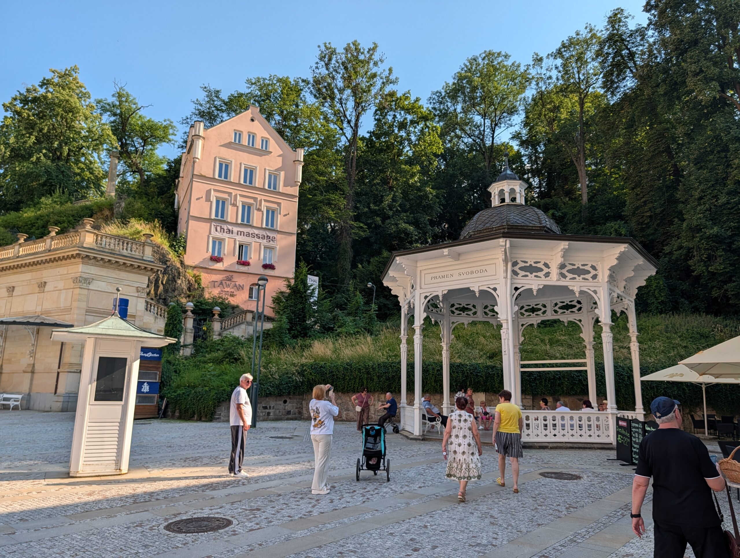 Pavillon der Freiheitsquelle Nr. 11 mit Besuchern im Kurviertel von Karlsbad.